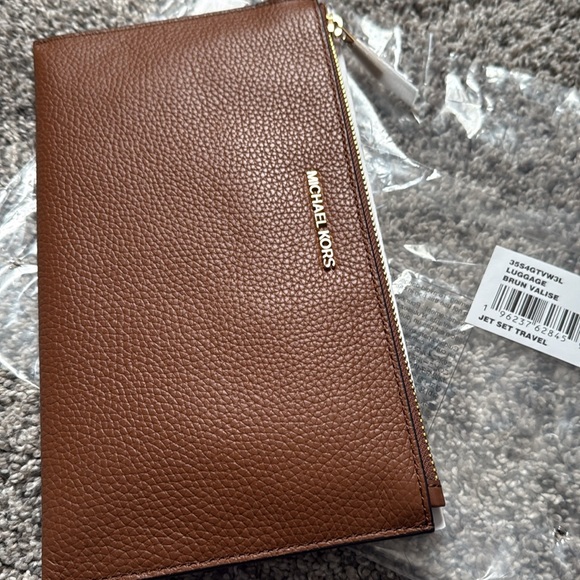 NWT Michael Kors large pebble leather jet set wristlet